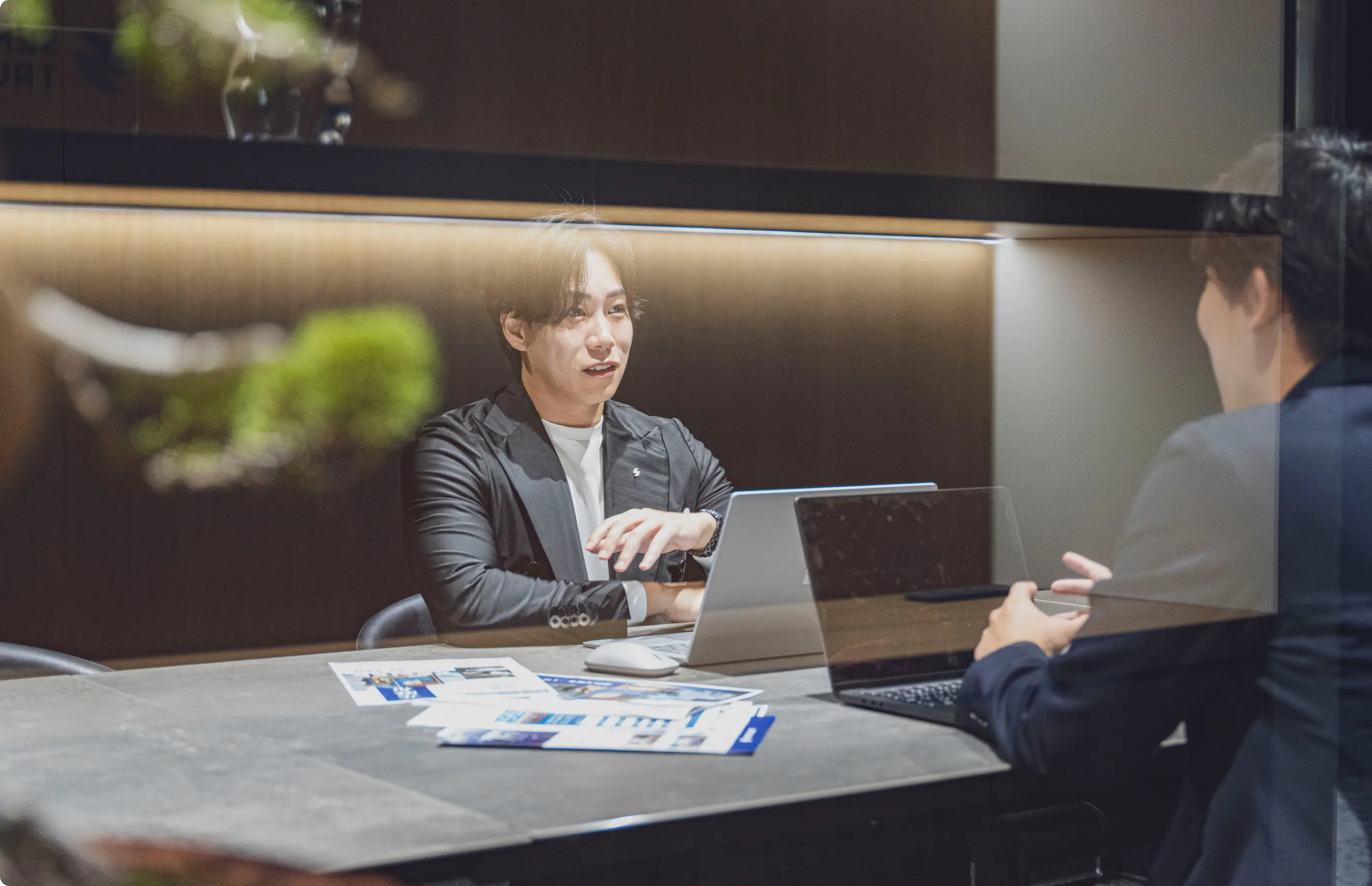 オフィスで働く社員