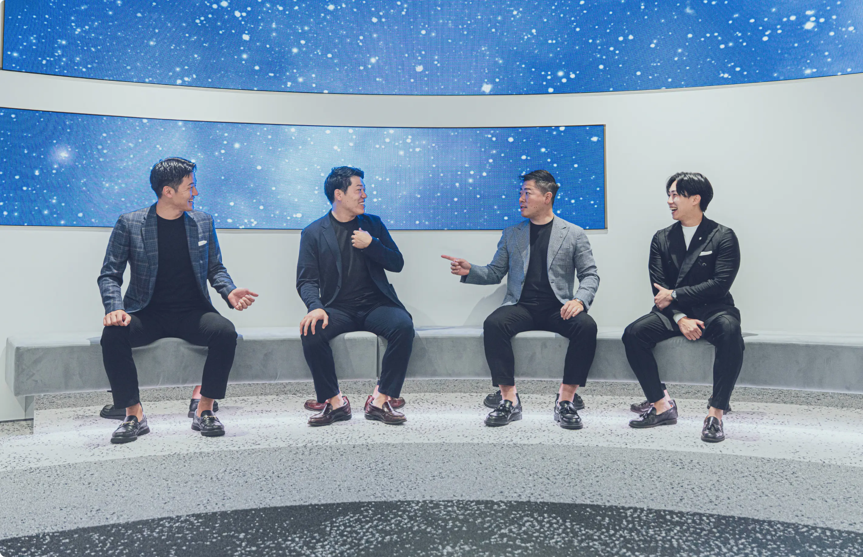 チームでミーティング中の様子