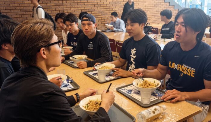 ラーメンをすすりながら交流する。近畿大学にて開催した新しいキャリア対話イベント「バイブス麺談」に密着！